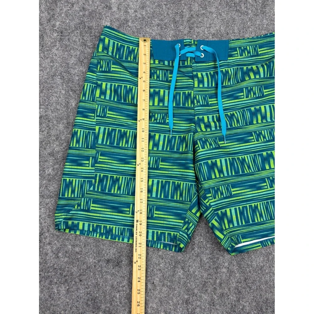 Under Armour HeatGear Mens Board Shorts Green Teal Geometric Stripe Size 40